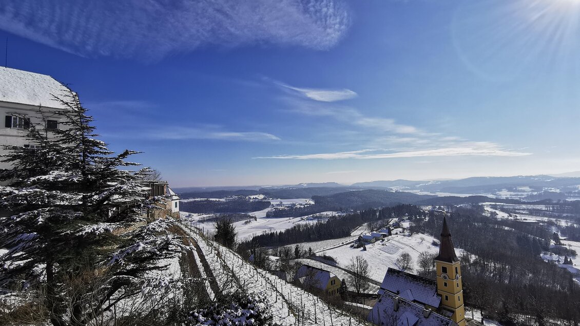 Winterlicher Blick vom Schloss Kapfenstein | © Spiritour.at