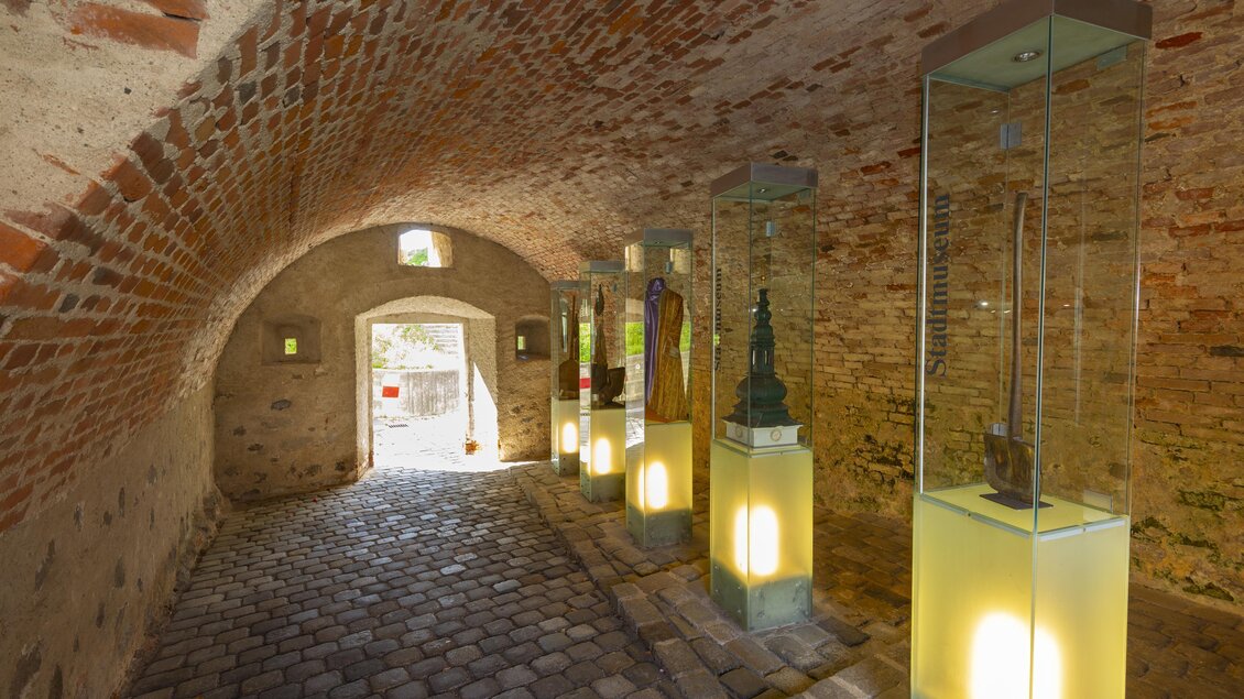 Durchgang mit Ausstellungsstücken | © Schlösserstraße