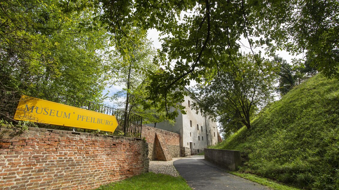 Zugang zum Museum in der Pfeilburg | © Schlösserstraße