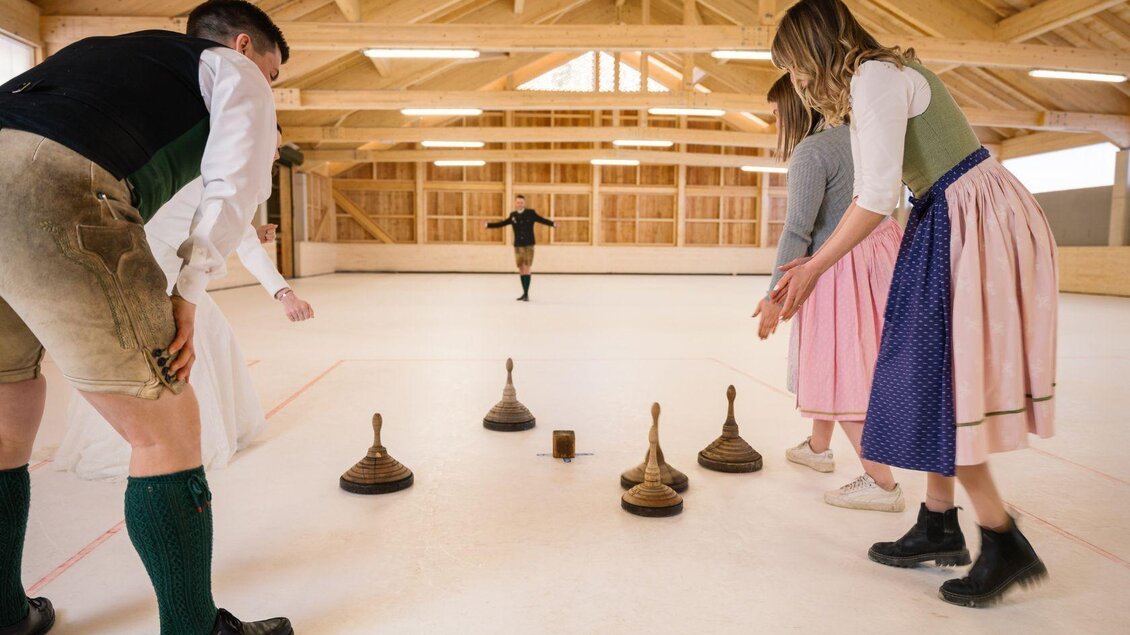 Eisstockschießen in der Eishalle Zloam | © www.zloam.at