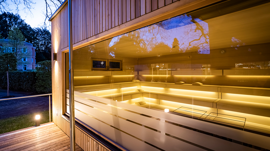 Aussensauna Platane bei Nacht