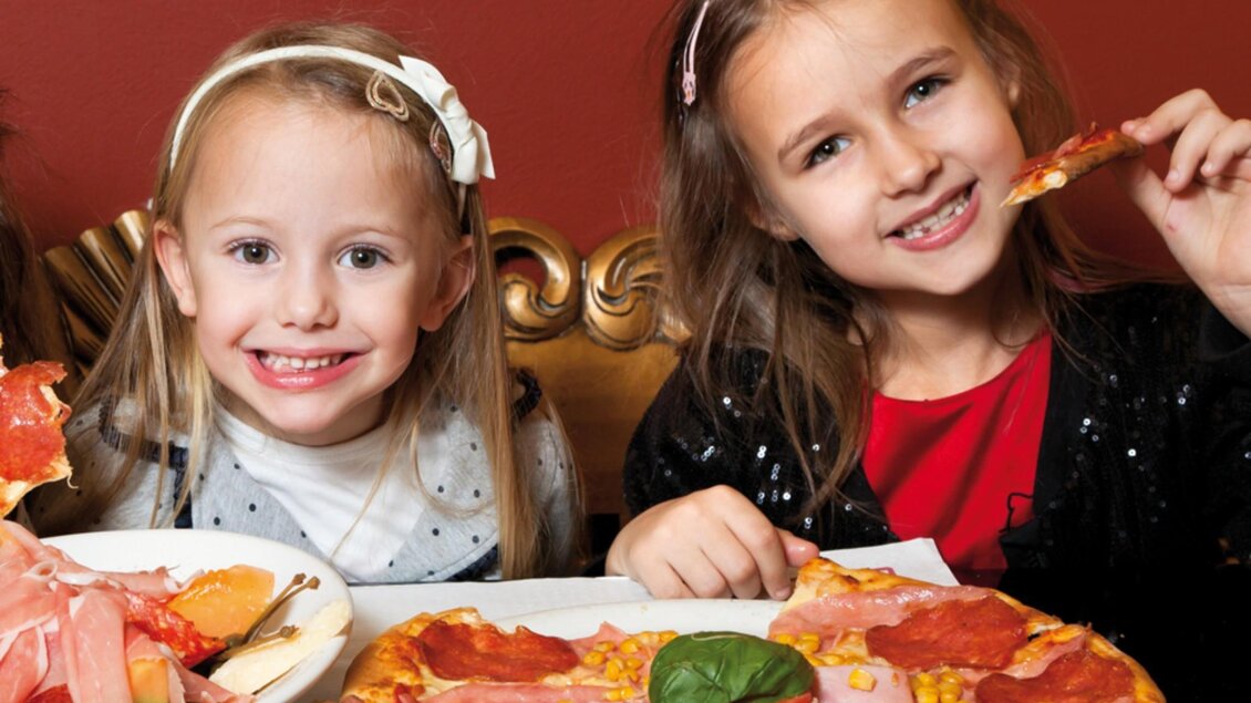 Zwei Mädchen genießen Pizza. | © Don Camillo