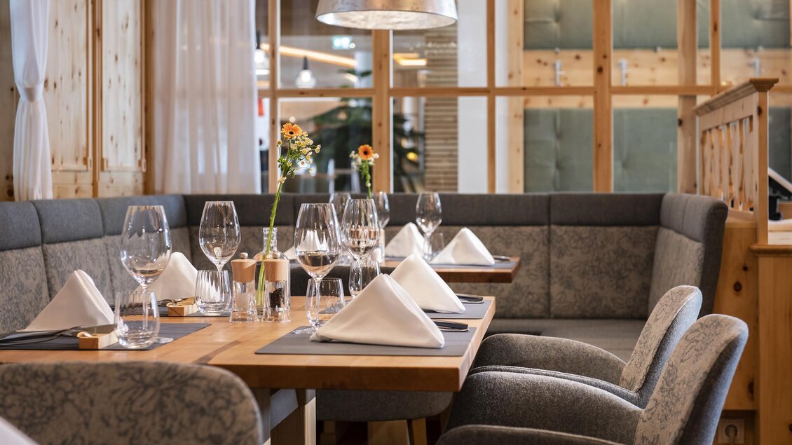 Dorfhotel Fasching gedeckter Tisch. | © Dorfhotel Fasching