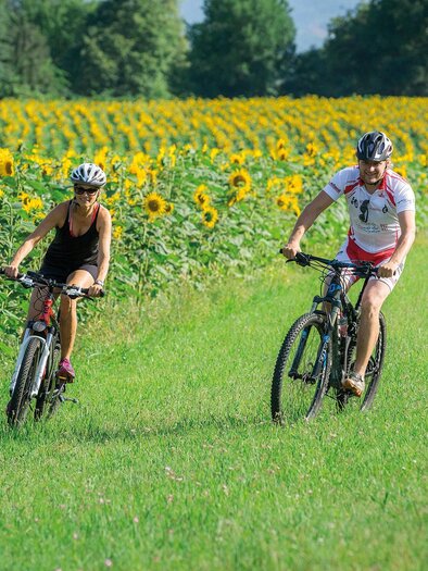 E-bike box Retter_Cycling couple_Eastern Styria | © Barbara Mang