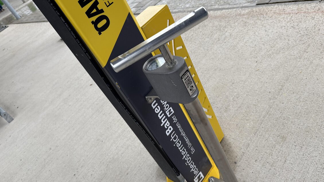 Ein Fahrradsicherheitsständer mit einem gelben und schwarzen Design. Der Ständer zeigt Informationen zur Fahrradverleihstation an. | © TV Hochsteiermark