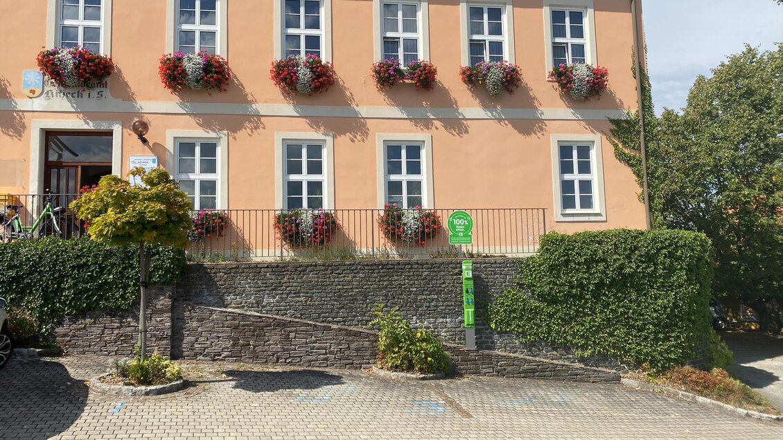 Eine malerische Kirche auf einem Hügel, umgeben von Bäumen und grünen Wiesen. Die warmen Farben des Sonnenlichts betonen die Architektur des Gebäudes. | © Joachim Ruhri