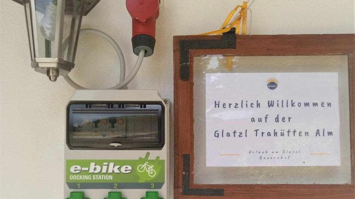 E-Bike Ladestation auf der Glatzl Trahütten Alm | © Glatzl Trahütten Alm