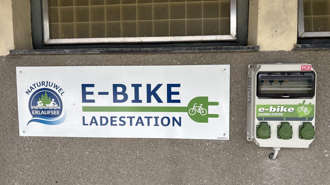 Eine E-Bike Ladestation mit einer klaren Beschilderung. Neben der Station befindet sich eine Steckdose für das Aufladen von E-Bikes. | © TV Hochsteiermark, Leodolter