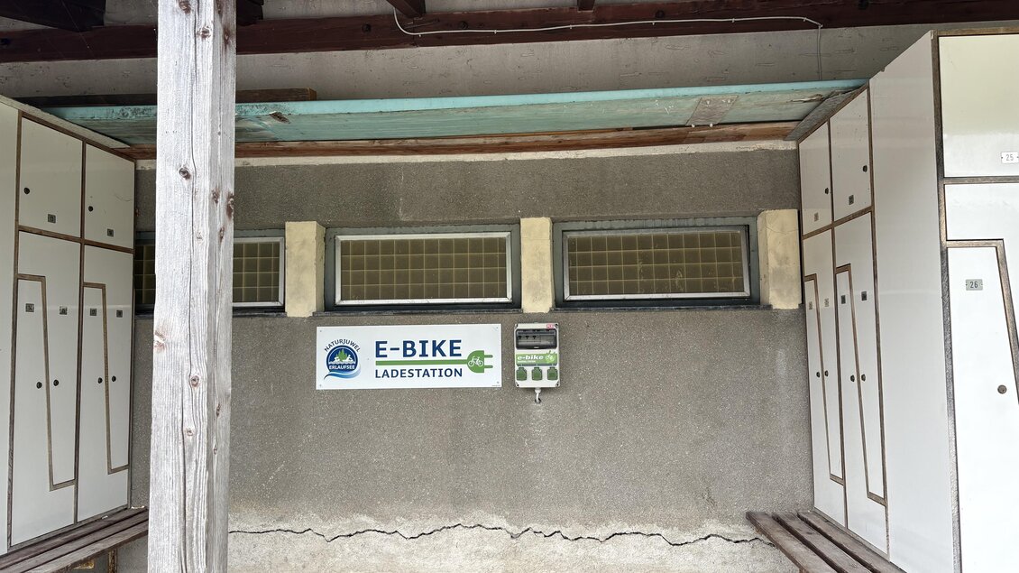 Eine E-Bike-Ladestation mit mehreren Schließfächern. Die Station befindet sich unter einem überdachten Bereich. | © TV Hochsteiermark, Leodolter