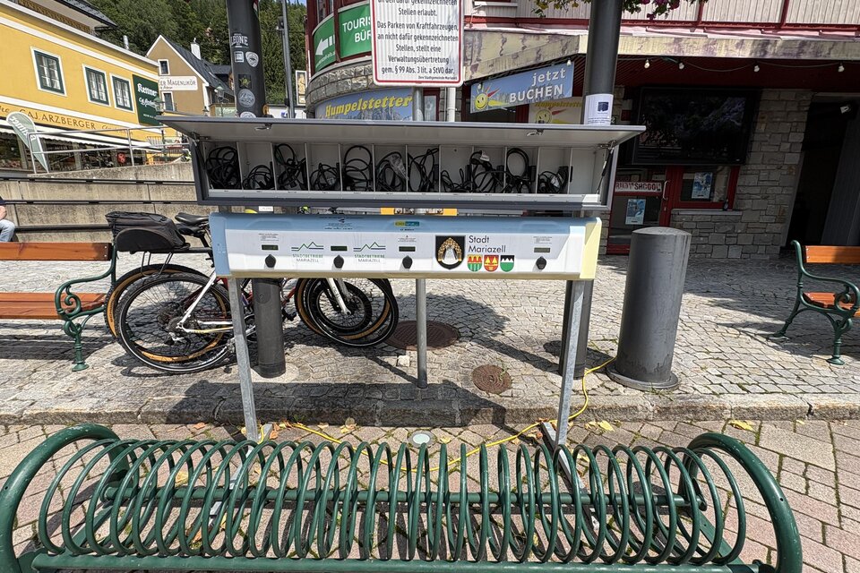 E-Bike Ladestation am Mariazeller Hauptplatz - Impression #1 | © TV Hochsteiermark