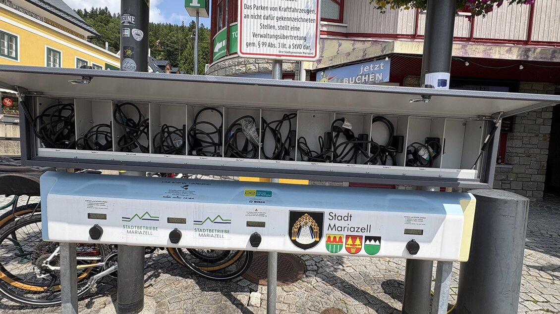 Ladestation mit verfügbaren Kabeln | © TV Hochsteiermark