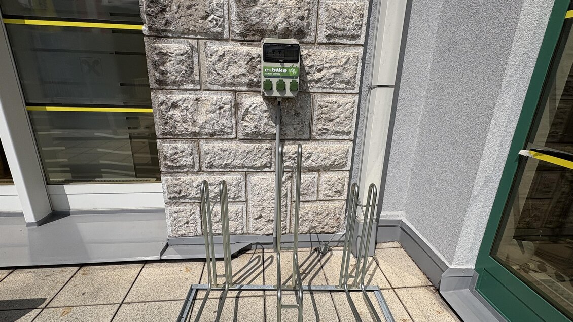 Ladestation Raika mit Radlständer | © TV Hochsteiermark