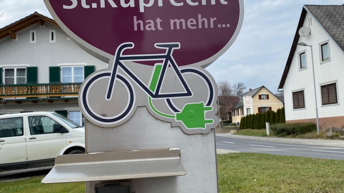 Ein Hinweis für Fahrradfahrer in St. Ruprecht mit einem Fahrrad-Symbol. Der Ort bietet zusätzliche Annehmlichkeiten für Radfahrer. | © Oststeiermark Tourismus