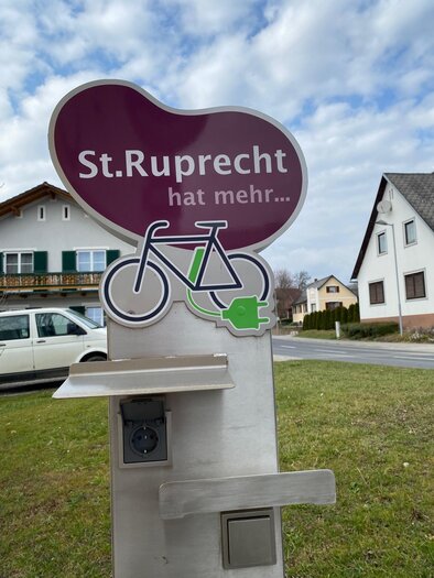 A notice for cyclists in St. Ruprecht with a bicycle symbol. The place offers additional amenities for cyclists. | © Oststeiermark Tourismus