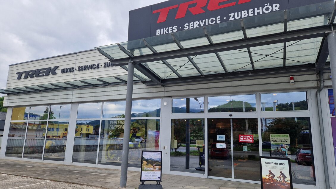 Das Bild zeigt den Eingang in der Aussenansicht des TREK Bikestores in Bruck an der Mur. Bikes - Service- Zubehör | © Zita Molnar Tengerdi