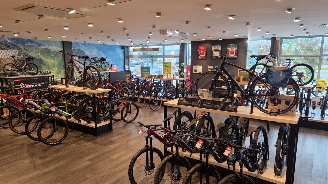 Das Bild zeigt den Innenbereich des TREK Bike Store in Bruck an der Mur, auf dem mehrerer, aufgereihte, verschiedene Arten von Fahrrädern zu sehen sind | © Zita Molnar Tengerdi