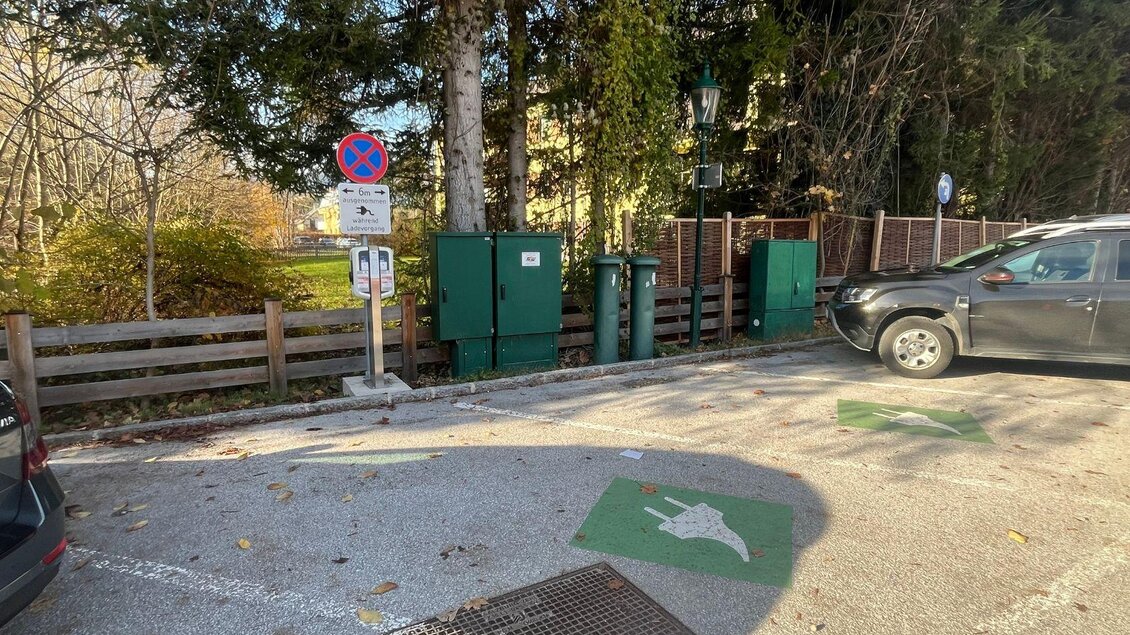 Ein weites Feld mit hohem Gras, das sanft im Wind weht. Im Hintergrund ist ein sanfter Sonnenuntergang zu sehen. | © TVB Ausseerland- Salzkammergut_Nathalie Schröttenhamer