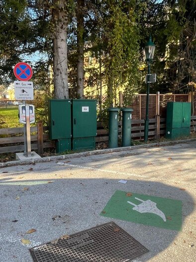 Ein weites Feld mit hohem Gras, das sanft im Wind weht. Im Hintergrund ist ein sanfter Sonnenuntergang zu sehen. | © TVB Ausseerland- Salzkammergut_Nathalie Schröttenhamer