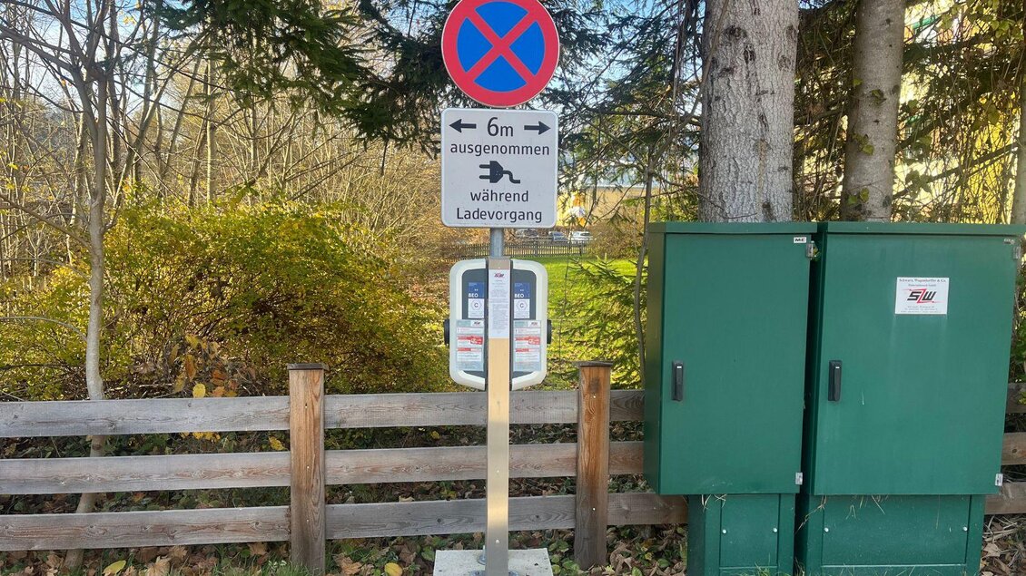 Ein Verkehrsschild mit einem Parkverbotssymbol steht neben einem grünen Stromkasten. Es zeigt an, dass das Parken während des Ladevorgangs für 6 Meter erlaubt ist. | © TVB Ausseerland- Salzkammergut_Nathalie Schröttenhamer