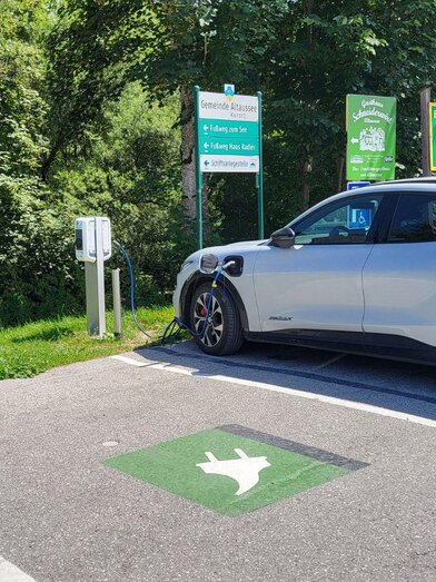 E-Tankstelle Scheichlmühle, Altaussee, Auto ladet | © Petra Kirchschlager | Petra Kirchschlager | © Petra Kirchschlager