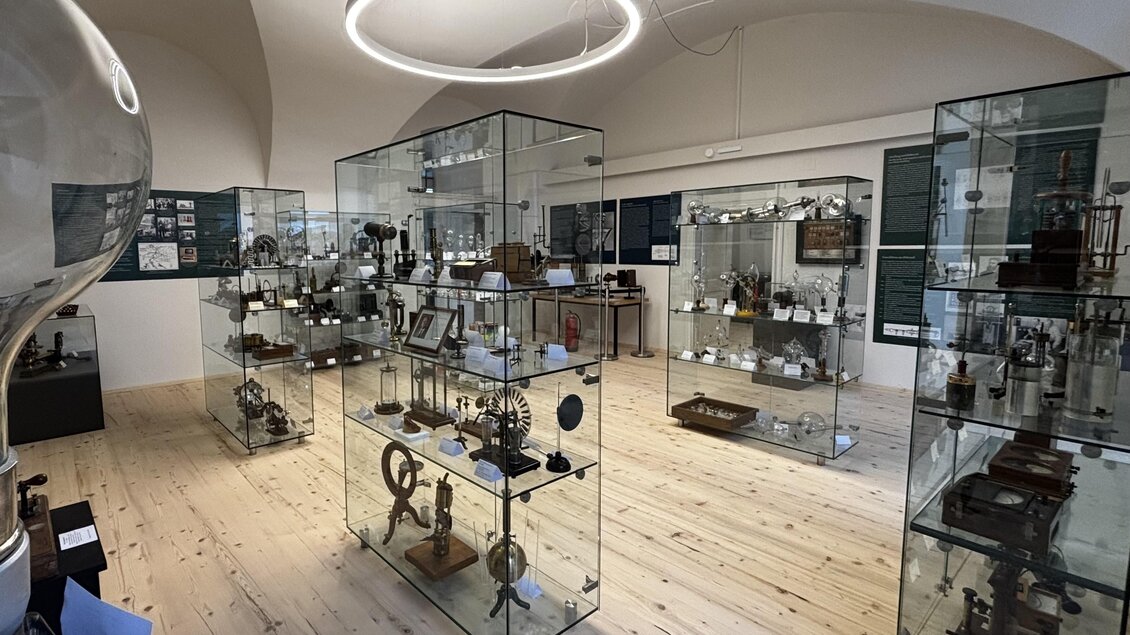 Ein modernes Museum mit verschiedenen Vitrinen, die historische Sammlungstücke zeigen. Der Raum ist hell und einladend gestaltet. | © Echophysics