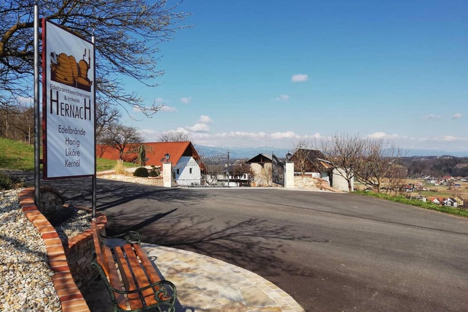 Edelbranntweinbrennerei & Imkerei Hernach - Impression #1 | © Lena & Sarah Hernach | Brennerei & Imkerei Hernach