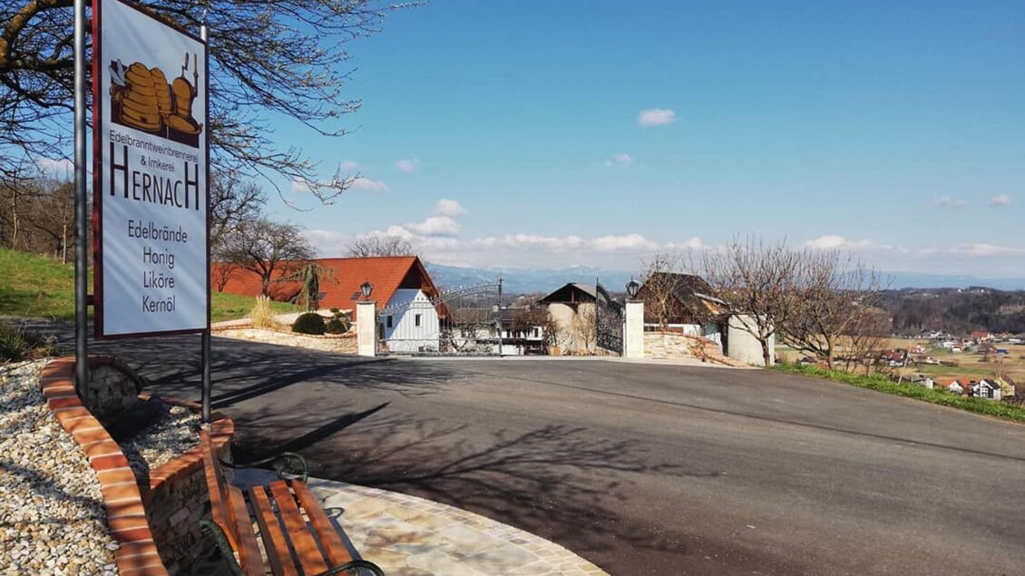 Brennerei und Imkerei Hernach | © Lena & Sarah Hernach | Brennerei & Imkerei Hernach