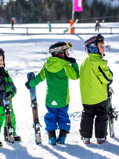 Kinder beim Skifahren | © TV Hochsteiermark
