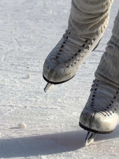 Ice skates glide over a smooth ice surface. The movement displays skill and elegance. | © Pixabay