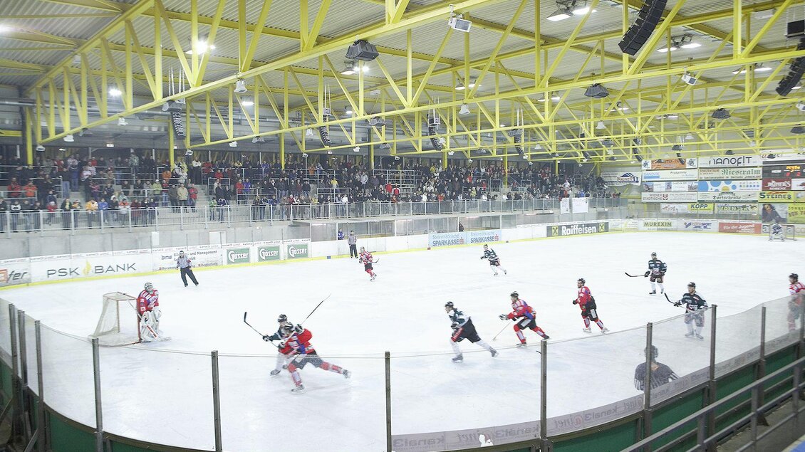 Ein spannendes Eishockeyspiel in einer gut besuchten Halle. Die Spieler sind auf dem Eis in Aktion, während die Zuschauer zuschauen. | © Erlebnisregion Murtal
