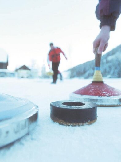 Ice skating at the recreational lake_icestick_Eastern Styria | © Seegasthof Breineder