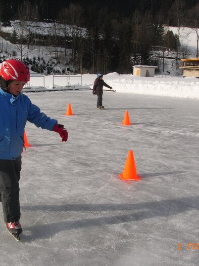 Eislaufplatz Ratten_Kind am Platz_Oststeiermark | © ESV Ratten