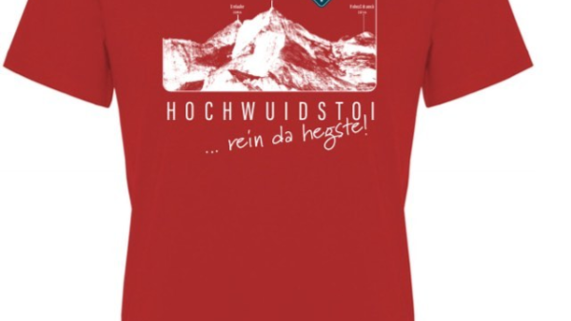Ein rotes T-Shirt mit einem Aufdruck des Hochwuidstoi-Berges. Der Text und das Design heben die Besonderheit des Berges hervor. | © Eisleder Bergzeig