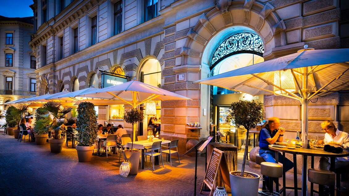 Ein gemütliches Restaurant mit Außenterrasse bei Nacht. Der Bereich ist hell erleuchtet und lädt zum Verweilen ein. | © El Pescador - Werner Krug
