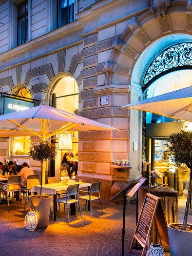 Ein gemütliches Restaurant mit Außenterrasse bei Nacht. Der Bereich ist hell erleuchtet und lädt zum Verweilen ein. | © El Pescador - Werner Krug