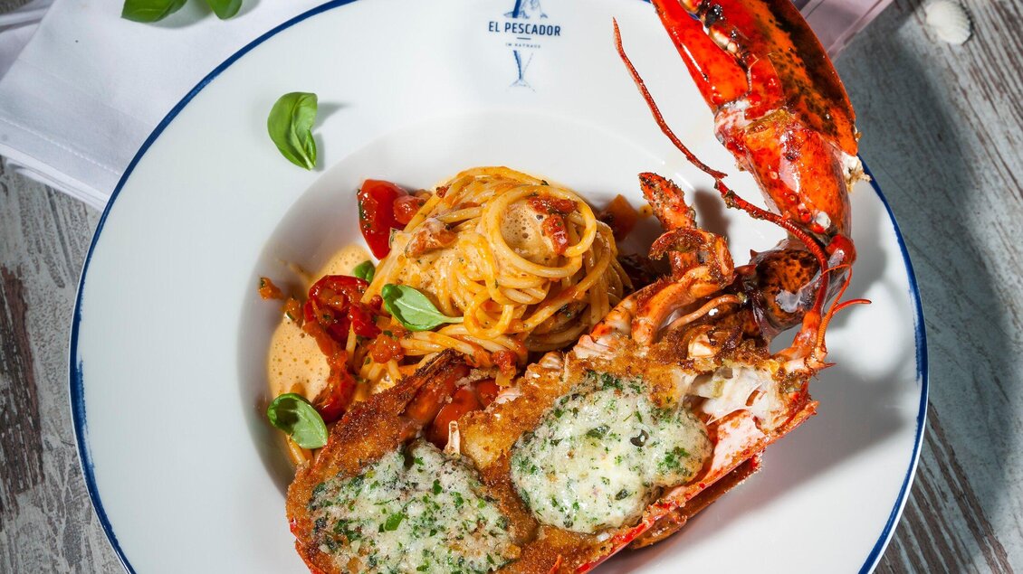 Ein köstliches Gericht mit frischem Hummer und Spaghetti. Dazu garnierte Tomaten und frische Kräuter. | © El Pescador - Werner Krug
