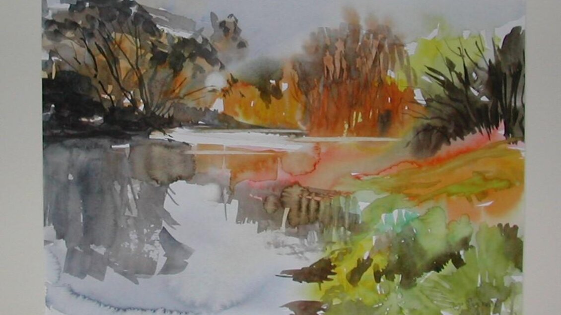 Eine impressionistische Darstellung eines ruhigen Gewässers mit reflektierenden Bäumen und bunten Herbstfarben. Die Farben sind sanft und erzeugen eine friedliche Atmosphäre.