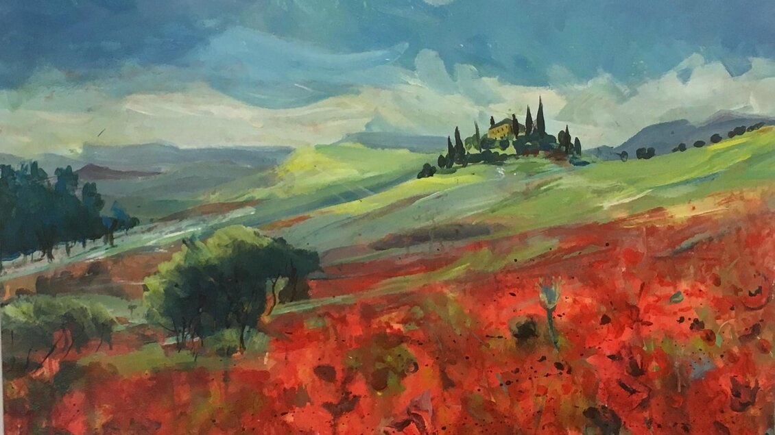 Eine farbenfrohe Landschaft mit roten Blumenfeldern und sanften Hügeln. Im Hintergrund steht eine kleine Stadt mit Baumgruppen und einem bewölkten Himmel.