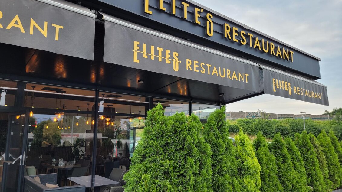 Ein elegantes Restaurant mit dem Namen "Elite's Restaurant". Der Außenbereich ist mit grünen Pflanzen geschmückt und bietet einen einladenden Eindruck. | © TV Südsteiermark - Irene Löschnig