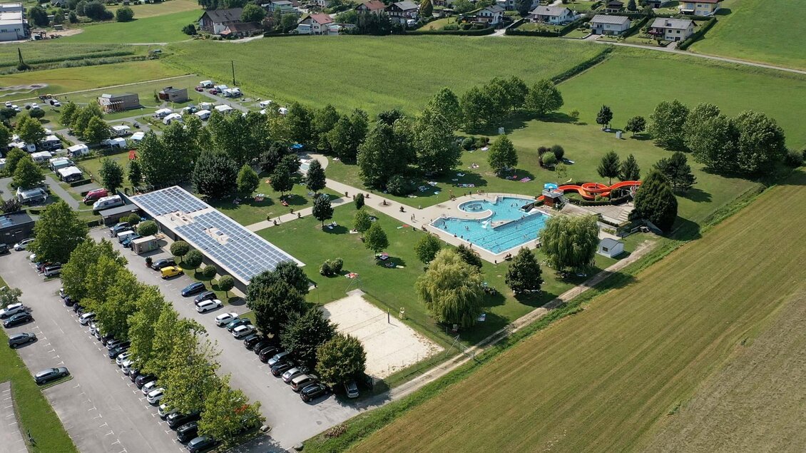 Ein großer Campingplatz mit einem Schwimmbad und einem Spielplatz. Umgeben von grünen Wiesen und Bäumen, bietet er viel Platz zum Entspannen. | © Netwerker