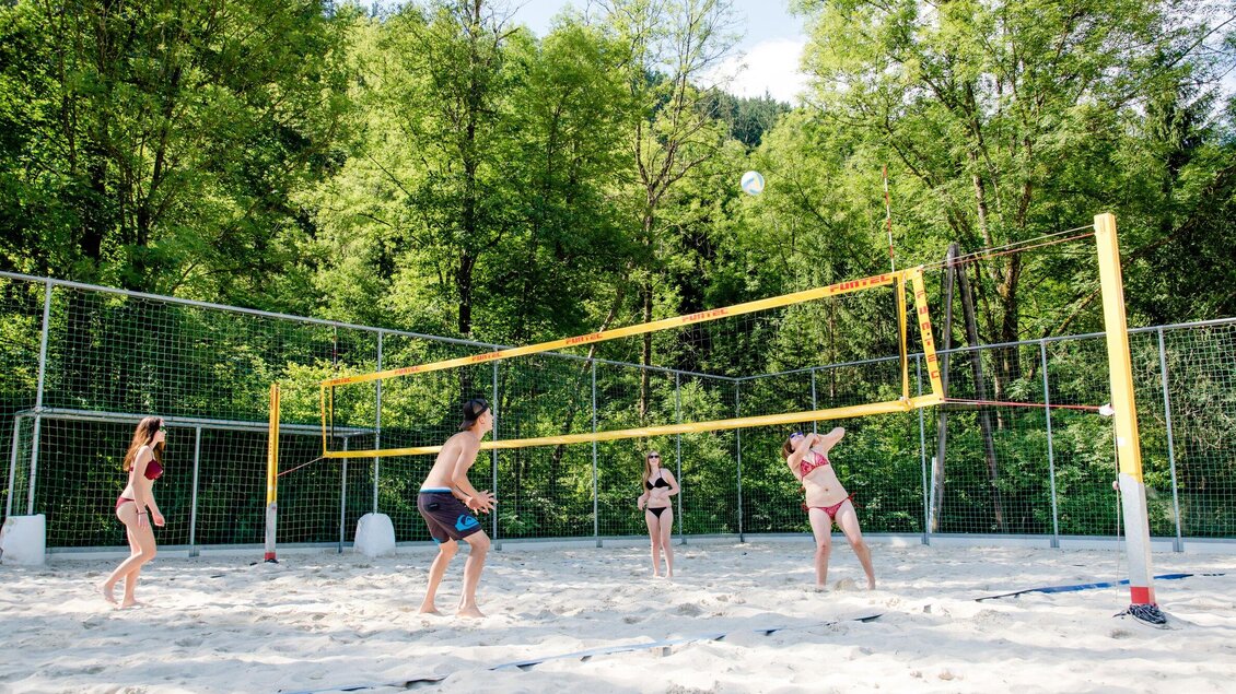 Ein Beachvolleyballplatz mit vier Spielern. Umgeben von Bäumen und unter einem klaren Himmel. | © TV Region Graz-Mias Photoart