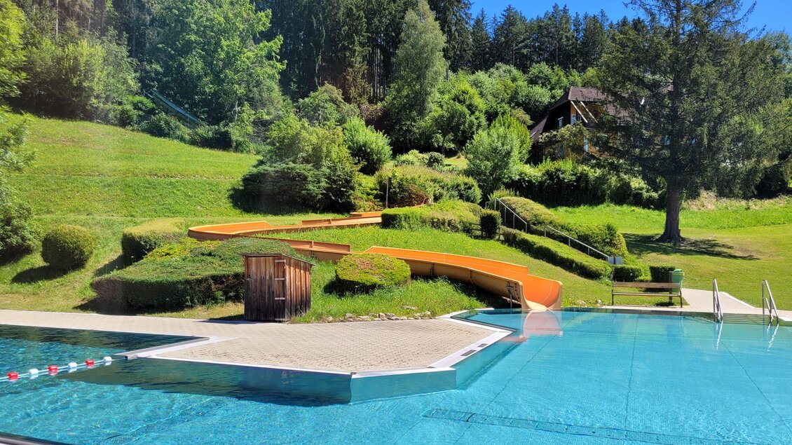 Erlebnisfreibad_Becken und Rutsche_Oststeiermark | © Tourismusverband Oststeiermark