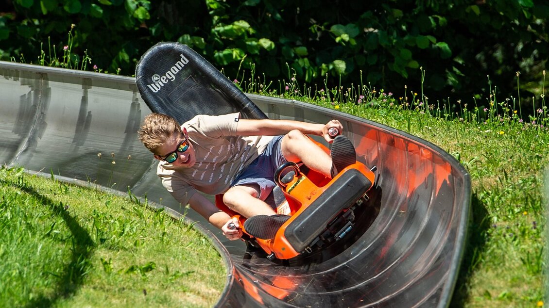 Junge in der Sommerrodel Bahn. | © Sommerrodelbahn Koglhof