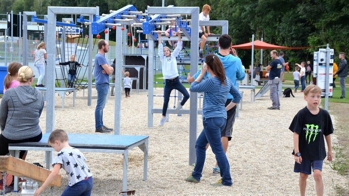 Ein lebhafter Spielplatz mit vielen Kindern, die an verschiedenen Geräten spielen. Im Hintergrund sind Erwachsene und weitere Kinder zu sehen, die sich entspannen oder aktiv sind. | © Gemeinde Ligist-Kremser Gottfried