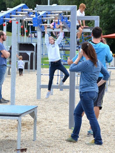 Ein lebhafter Spielplatz mit vielen Kindern, die an verschiedenen Geräten spielen. Im Hintergrund sind Erwachsene und weitere Kinder zu sehen, die sich entspannen oder aktiv sind. | © Gemeinde Ligist-Kremser Gottfried