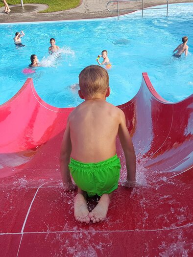 Slide in the family outdoor pool in Friedberg | © Stadtgemeinde Friedberg