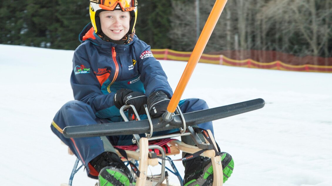 Kind beim Bergaufrodeln. | © Familienschiberg St. Jakob im Walde