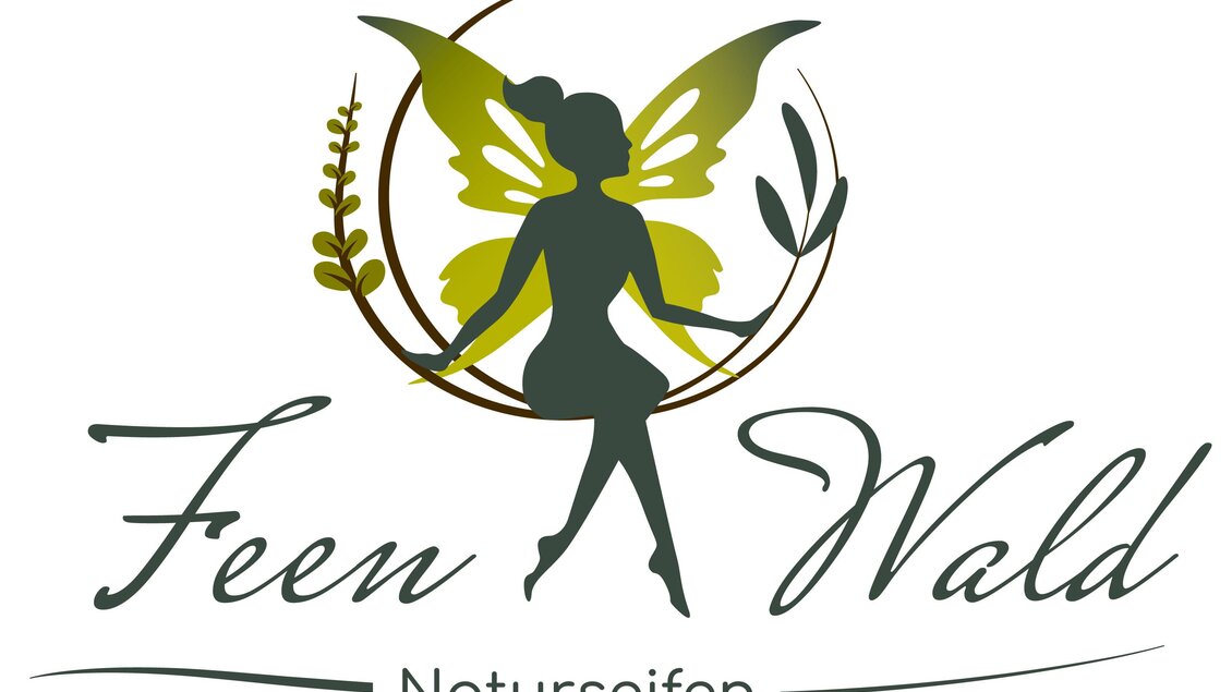 Ein stilisiertes Logo mit einer Fee umgeben von Pflanzen. Der Schriftzug "Feen Wald" und "Naturseifen" ergänzen das Design. | © Ute Oberzaucher 