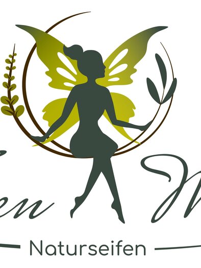 Ein stilisiertes Logo mit einer Fee umgeben von Pflanzen. Der Schriftzug "Feen Wald" und "Naturseifen" ergänzen das Design. | © Ute Oberzaucher 
