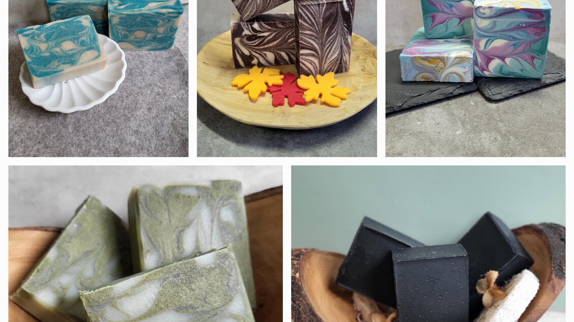 Verschiedene handgemachte Seifen in verschiedenen Farben und Designs. Die Seifen sind kreativ präsentiert, um einen attraktiven Eindruck zu vermitteln. | © Ute Oberzauchner 